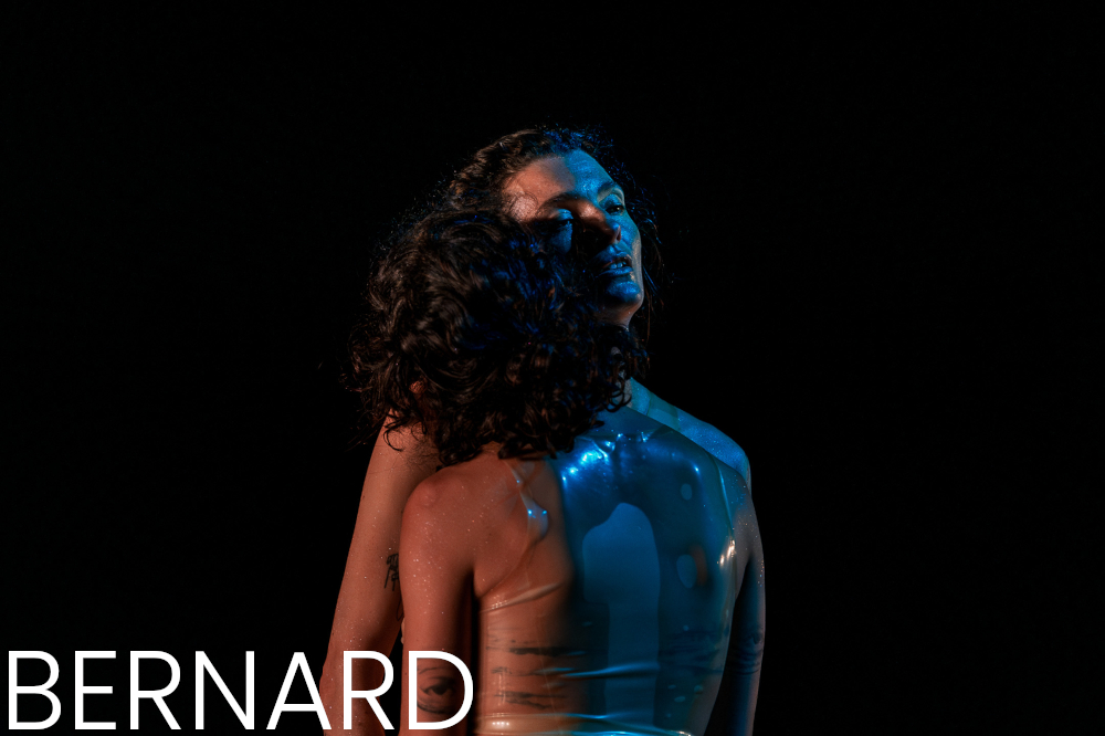 Allison Faye et Juliette Bolzer dans une lumière bleue et chaude pour le spectacle Bernard.